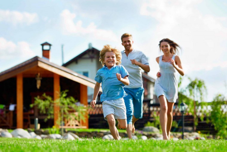 Радостные дети с родителями