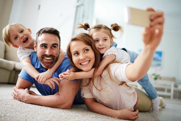 Семья улыбается