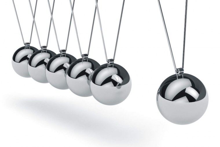 Маятник Ньютона на белом фоне