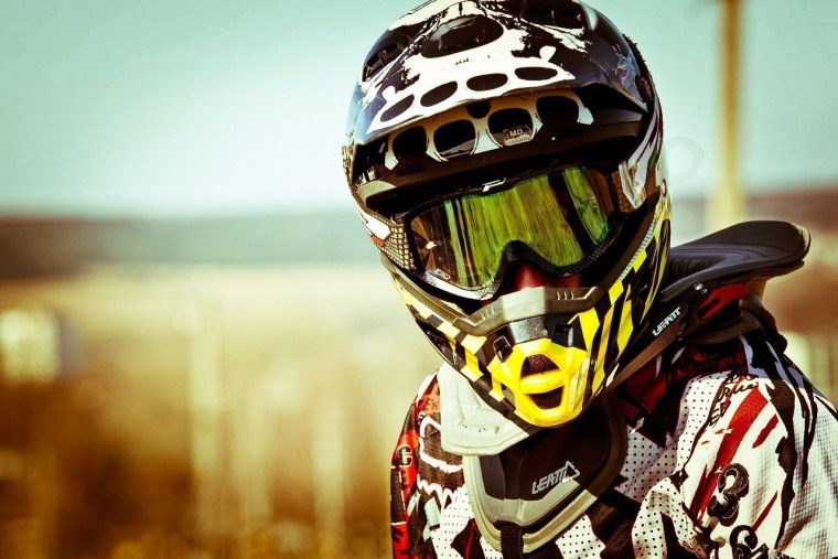 Пацан в шлеме