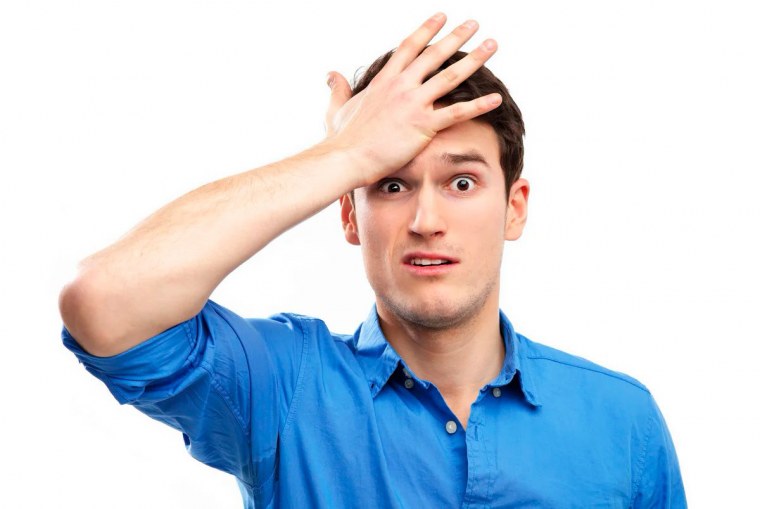 Парень держится за голову