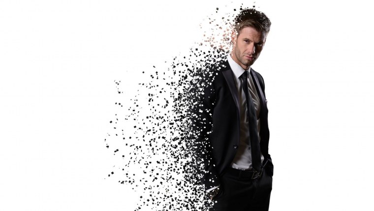 Человек показывает