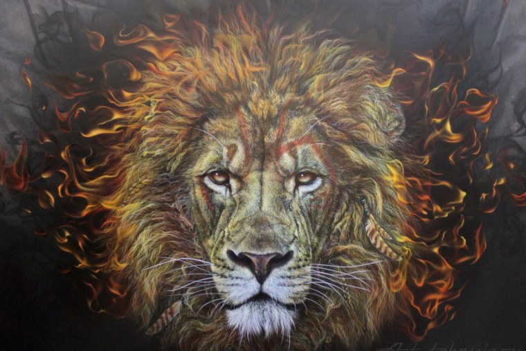 Лев с цветами в гриве