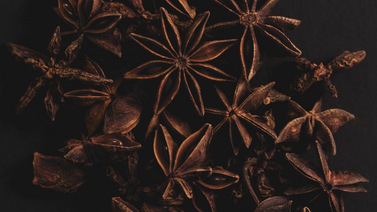 Корица на черном фоне