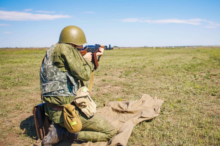 Солдат с автоматом