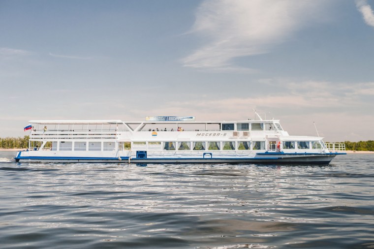 Круизный Речной теплоход на Волге