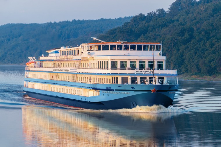 Теплоход Максим Горький на Енисее