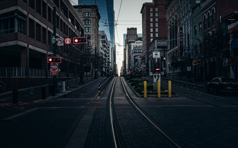 Пустая улица с дорогой