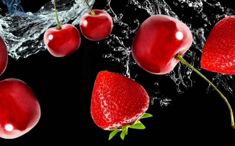 Сочные фрукты на черном фоне