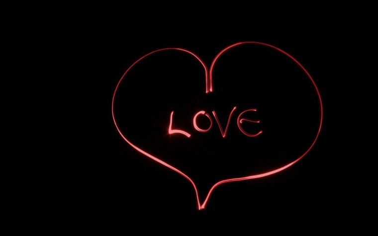 Белое сердечко на черном фоне