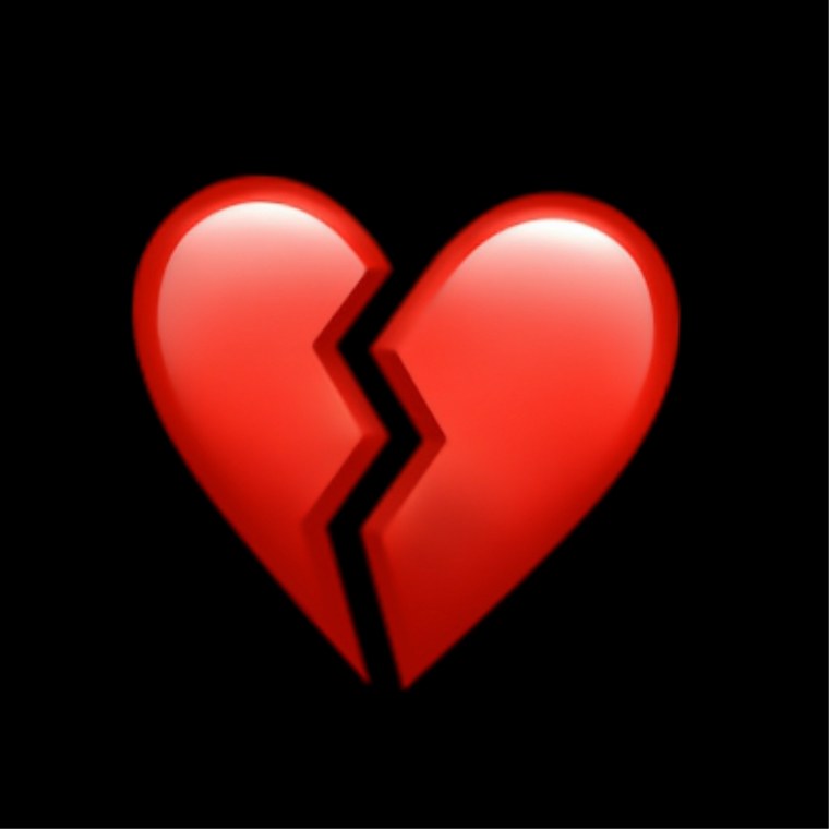 Разбитое черное сердце на черном фоне