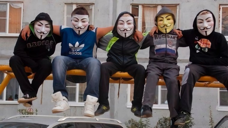 Школьник в маске Гая Фокса