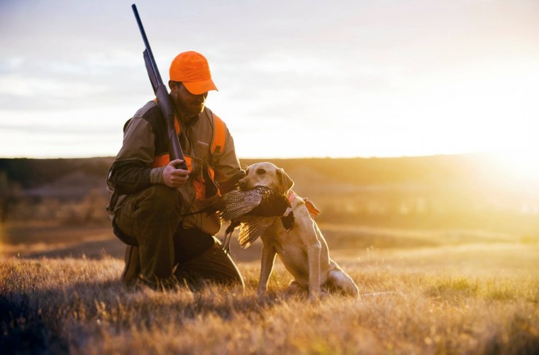 Охотник с ружьем в полный рост