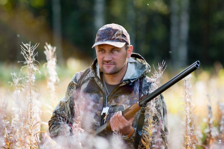 Охотничье ружье в лесу