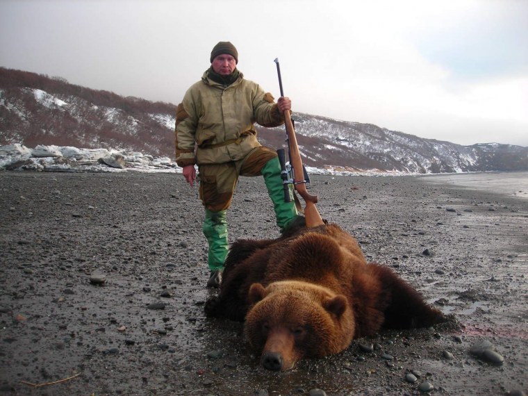 Охотник в камуфляже с ружьем
