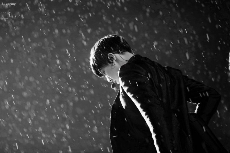 Чон Хосок под дождем