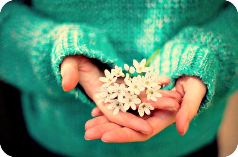 Цветочек в руке