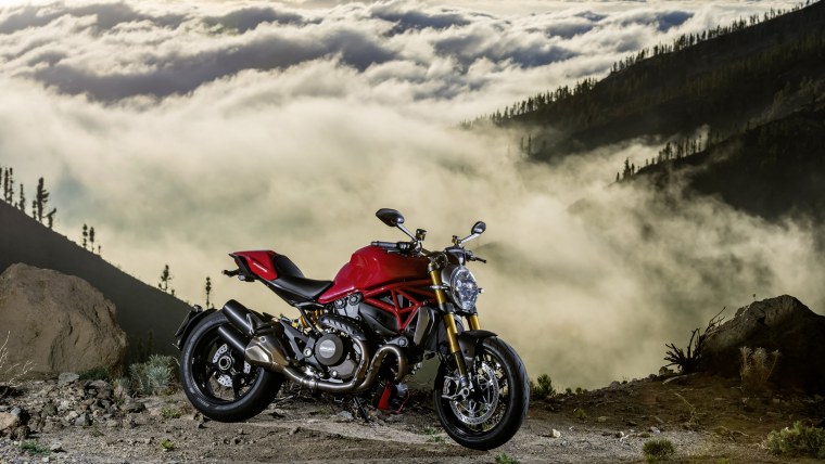 Ducati Monster 1200 s на скорости