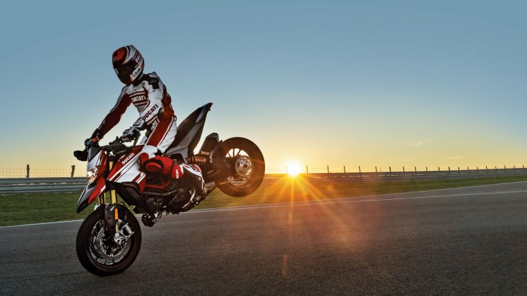 Ducati Hypermotard стантрайдинг