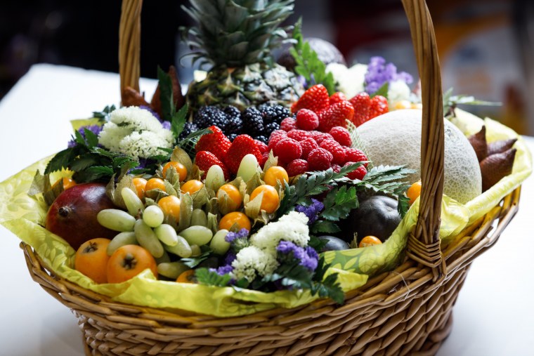 Клубника с цветами