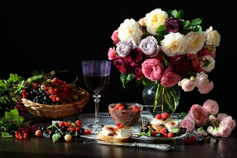 Натюрморт с розами и фруктами