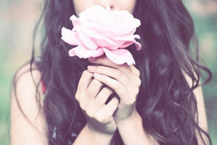 Девушка с чёрными волосами со спины