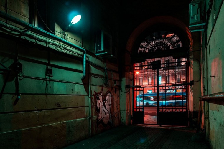 Девушка в метро чб