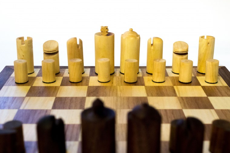 Шахматные фигуры на черном фоне