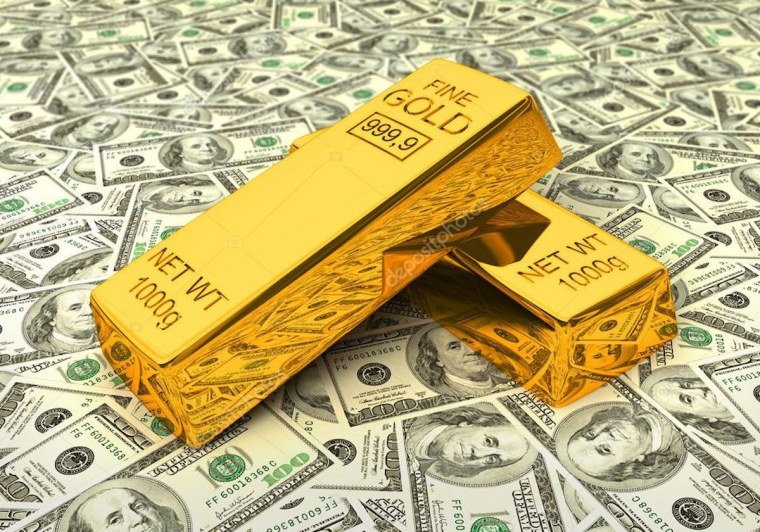 Золотые монеты на белом фоне