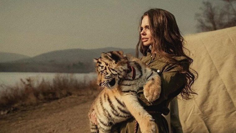 Брюнетка с тигром