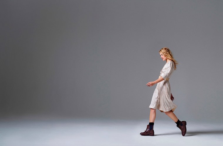 Девушка идет в профиль