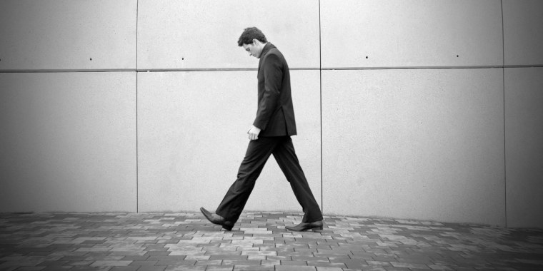 Грустный человек идет