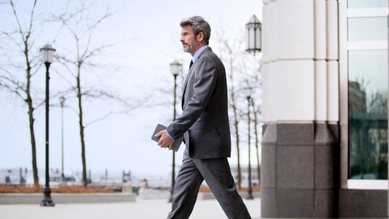 Мужчина шагает