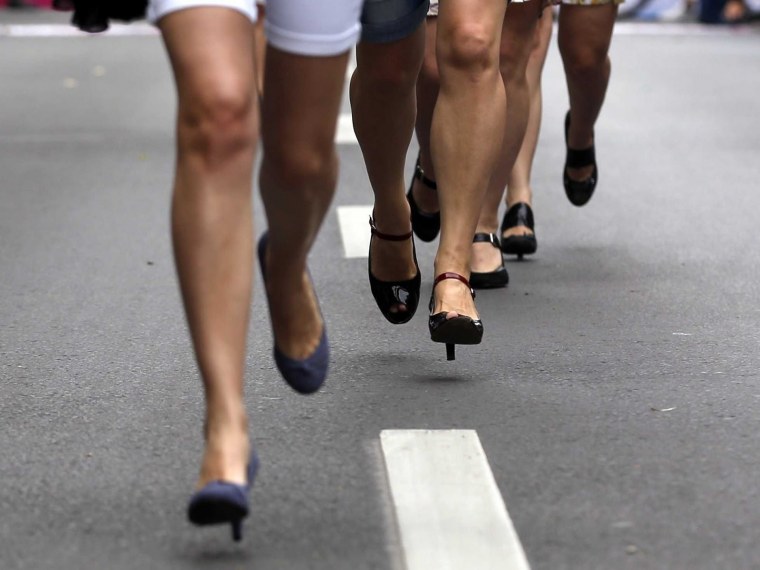 Девушка бежит на каблуках