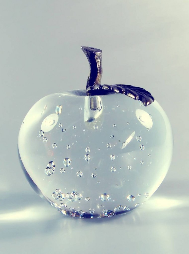 Apple на черном фоне