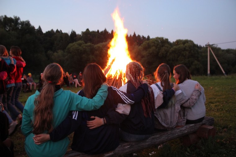 Компания друзей у костра