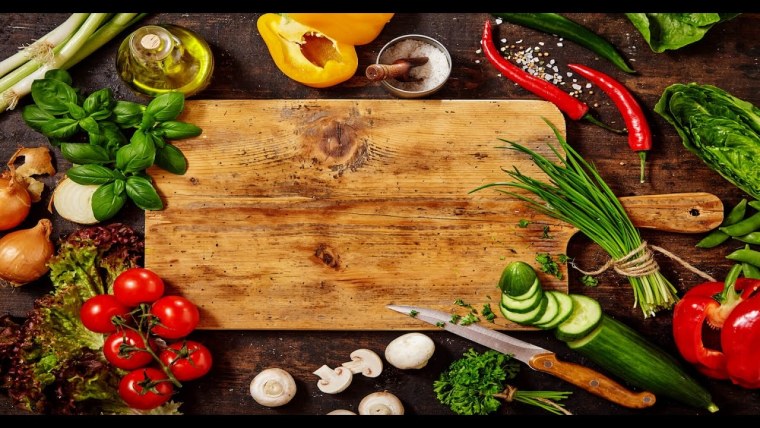 Разделочная доска с едой