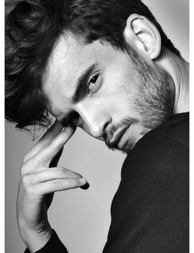 Парень черно белое