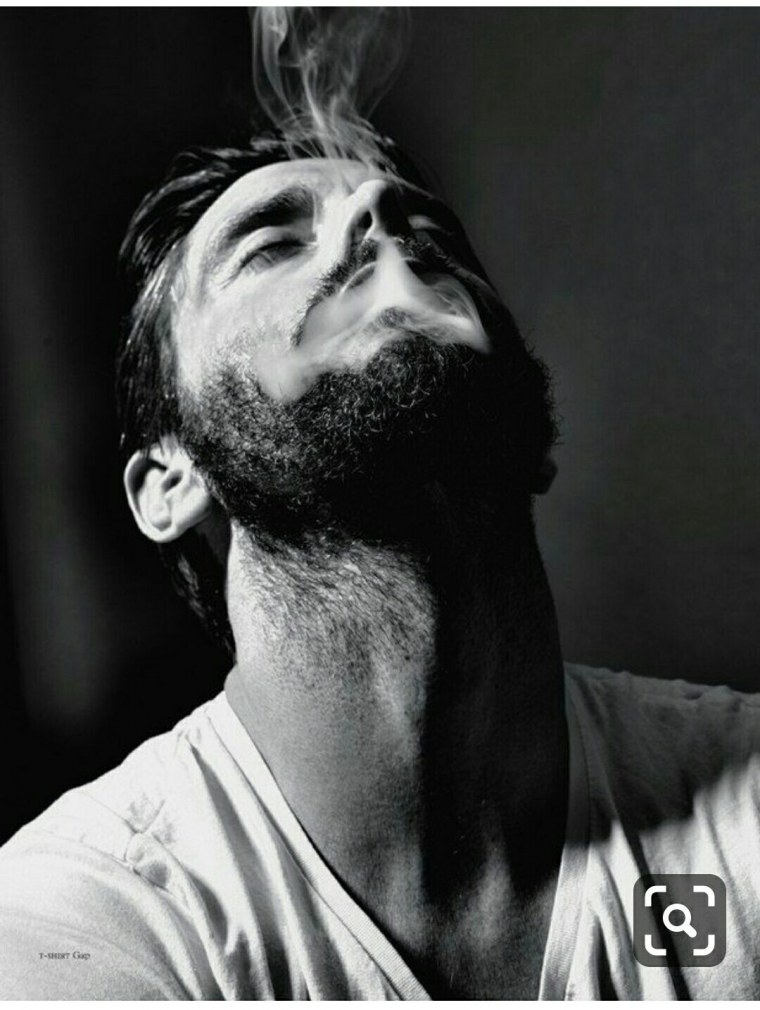 Бородатый с сигаретой