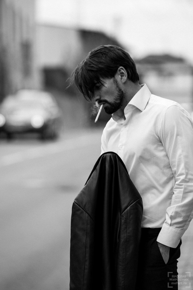 Грустный красивый парень