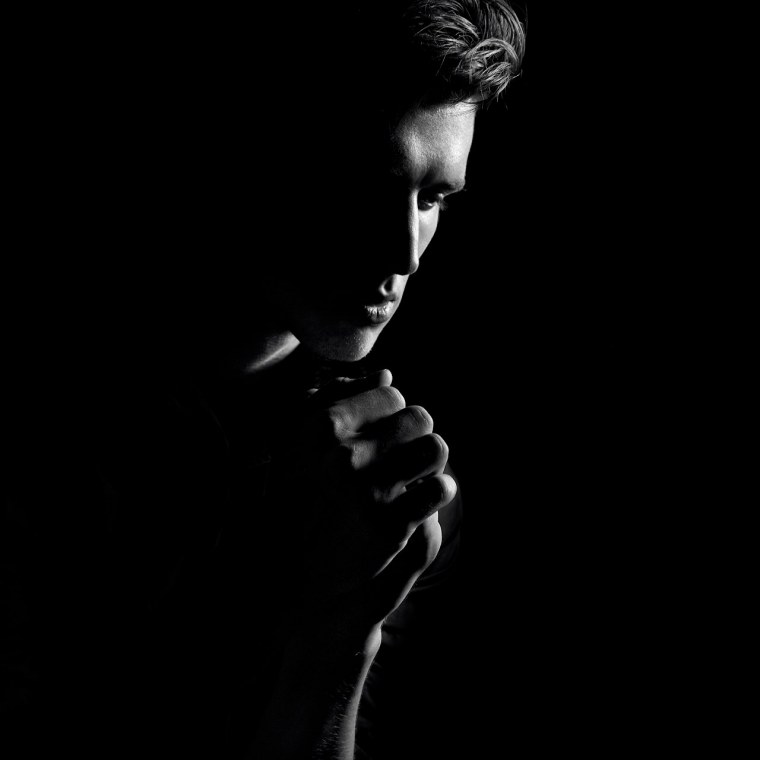 Мужское лицо в темноте