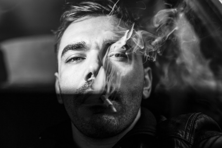 Парень курит
