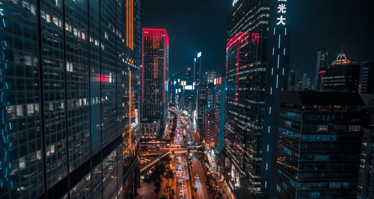 Фото негра на фоне ночного города