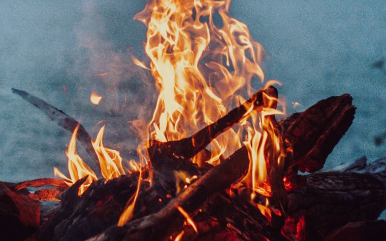 Костер зимой в лесу