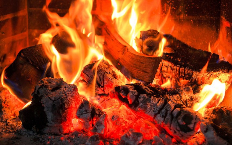 Костер на берегу моря