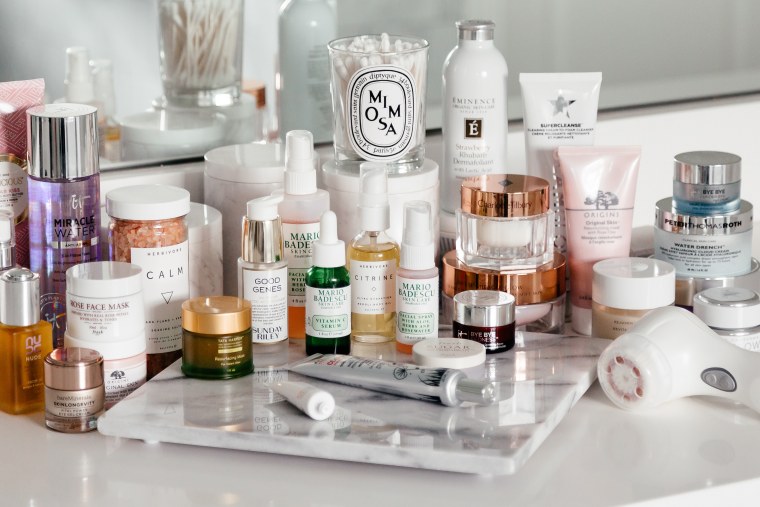 Косметика на фоне цветов