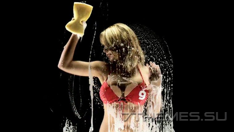 Девушка моет экран живые