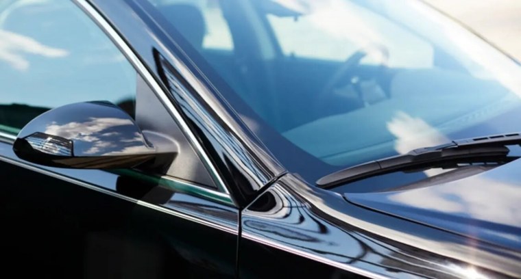 Разбитое автомобильное стекло