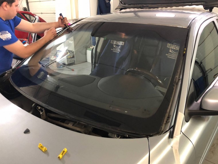Установщик автомобильных стёкол