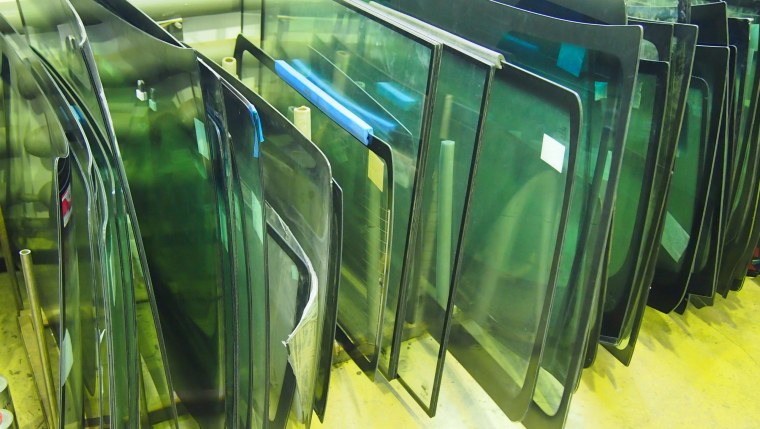 Крепление лобового стекла автомобиля